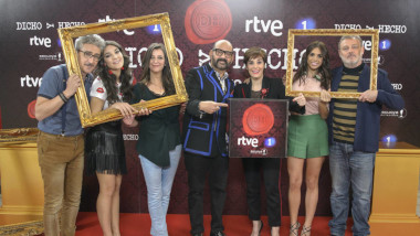 Cover image for the first season of the Spanish show Dicho y Hecho, picturing the cast of the season.