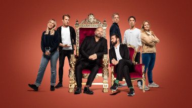 Cover image for the first season of the Norwegian show Kongen Befaler, picturing the cast of the season.