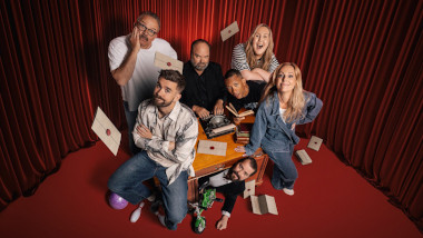Cover image for the eighth season of the Norwegian show Kongen Befaler, picturing the cast of the season.