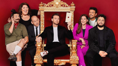 Cover image for the first season of the Quebecois show Le Maître du Jeu, picturing the cast of the season.