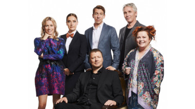 Cover image for the second season of the Finnish show Suurmestari, picturing the cast of the season.