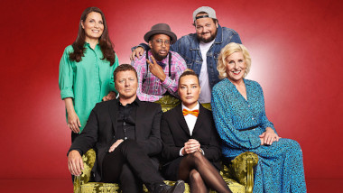 Cover image for the fourth season of the Finnish show Suurmestari, picturing the cast of the season.