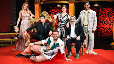 Image of the fixed cast of Taskmaster PT season 3 on stage together, including Vasco Palmeirim, Nuno Markl, Gabriela Barros, Cândido Costa, Madalena Abecasis, and Wandson Lisboa.