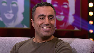 Image of Özz Nûjen, the guest contestant on the episode.