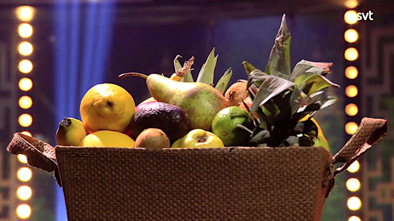 Image of the prize up for grabs in this episode: a large fruit basket.