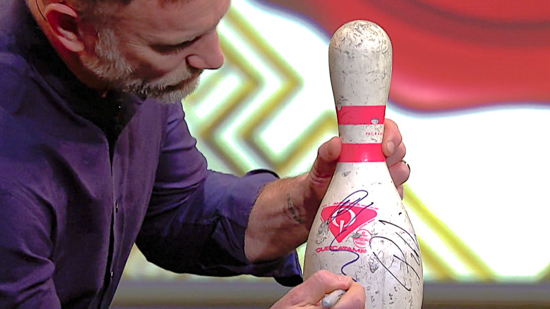 Image of the prize up for grabs in this episode: the exact same prize that appeared in season 3, episode 2 of the show: a bowling pin signed by the sports commentator Peter Jihde.