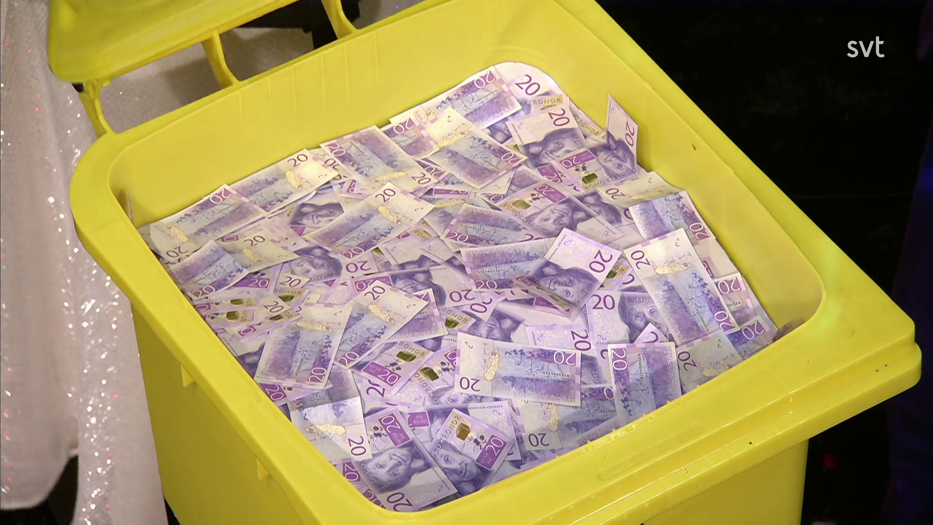 Image of the prize for this episode: the secret contents of ‘Bin 1’ from the ‘Identify which bin David is in’ task, which turns out to be a stack of money.