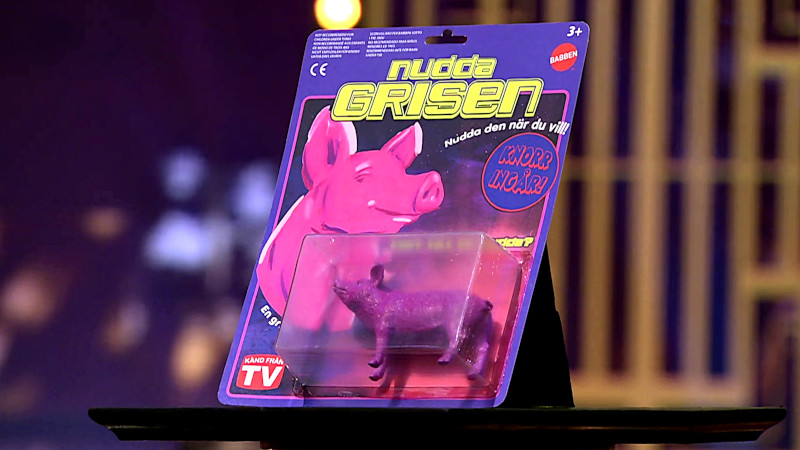 Image of the prize in this episode: a small toy pig that the winner can touch to their heart's content.