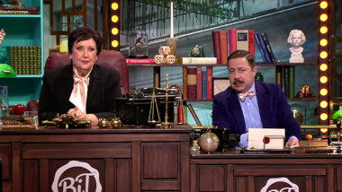Image of the hosts of the show, Babben Larsson and David Sundin, sat at their desk together during the episode.