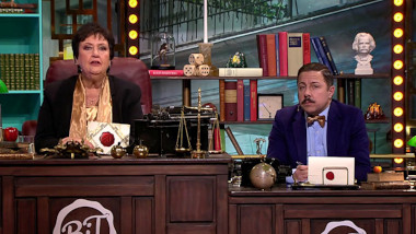 Image of the hosts of the show, Babben Larsson and David Sundin, sat at their desk together during the episode.