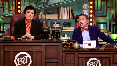 Image of the hosts of the show, Babben Larsson and David Sundin, sat at their desk together during the episode.