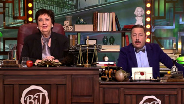 Image of the hosts of the show, Babben Larsson and David Sundin, sat at their desk together during the episode.