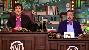 Image of the hosts of the show, Babben Larsson and David Sundin, sat at their desk together during the episode.