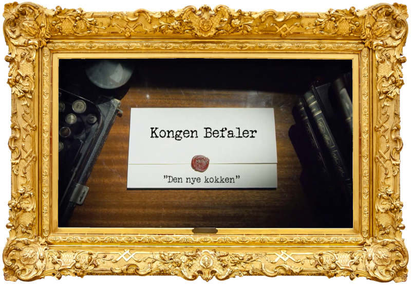 Image of the title card at the start of this episode, showing a task brief with the show title, 'Kongen Befaler', and the episode title, 'Den nye kokken' ['The new chef'], on a wooden desk. At the edges of the image, part of a typewriter keyboard and a stack of leather-bound books can be seen.