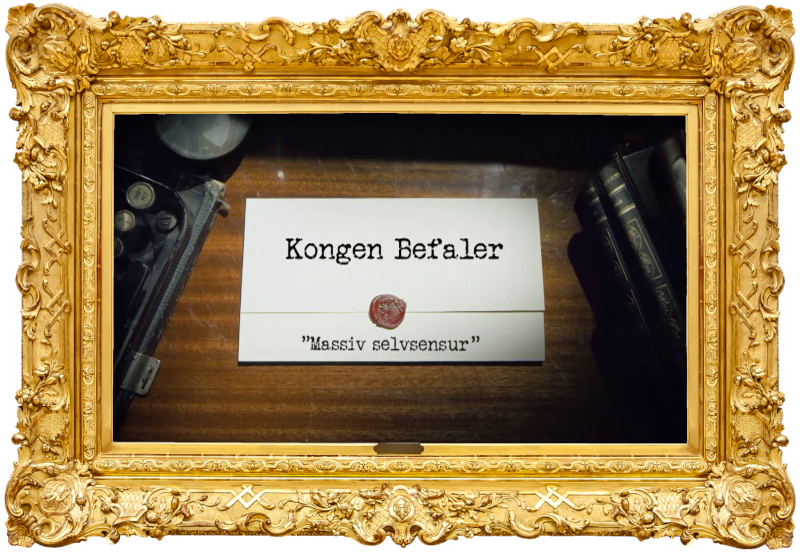 Image of the title card at the start of this episode, showing a task brief with the show title, 'Kongen Befaler', and the episode title, 'Massiv selvsensur' ['Massive self-censorship'], on a wooden desk. At the edges of the image, part of a typewriter keyboard and a stack of leather-bound books can be seen.