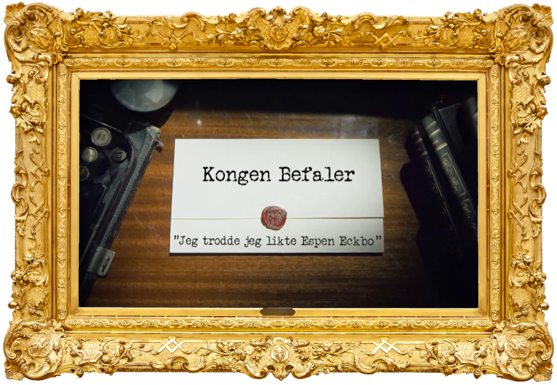 Image of the title card at the start of this episode, showing a task brief with the show title, 'Kongen Befaler', and the episode title, 'Jeg trodde jeg likte Espen Eckbo' ['I thought I liked Espen Eckbo'], on a wooden desk. At the edges of the image, part of a typewriter keyboard and a stack of leather-bound books can be seen.