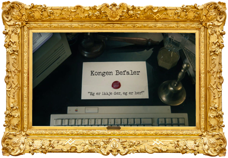 Image of the title card at the start of this episode, showing a task brief with the show title, 'Kongen Befaler', and the episode title, 'Eg er ikkje der, eg er her!' ['I am not there, I am here!'], on a wooden desk. Also on the desk is an old-fashioned Apple computer and keyboard, a gavel, an hourglass, and a bell.