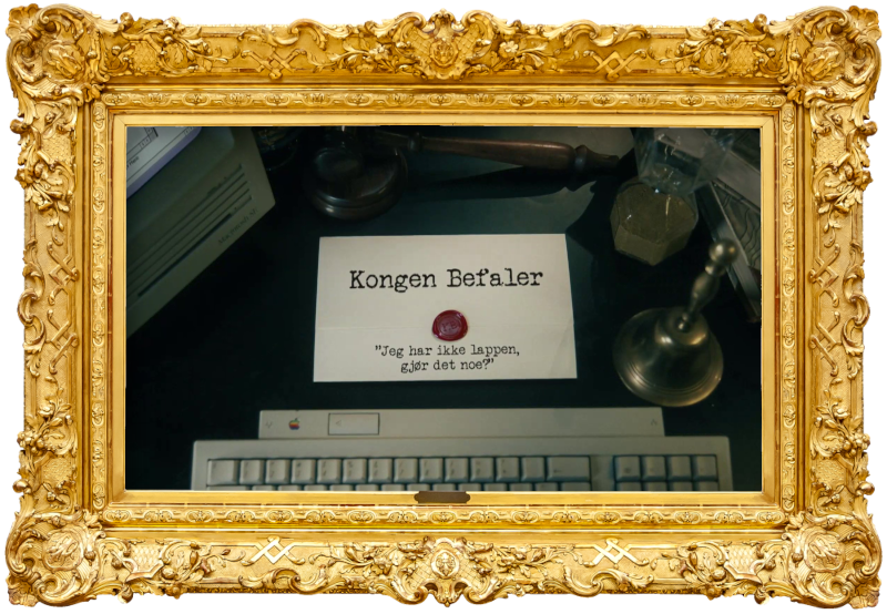 Image of the title card at the start of this episode, showing a task brief with the show title, 'Kongen Befaler', and the episode title, 'Jeg har ikke lappen, gjør det noe?' ['I don't have a license, is that okay?'], on a wooden desk. Also on the desk is an old-fashioned Apple computer and keyboard, a gavel, an hourglass, and a bell.
