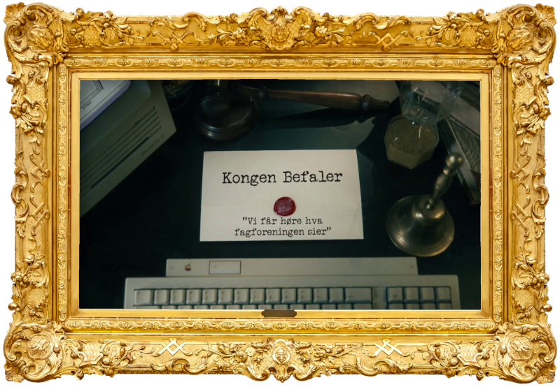 Image of the title card at the start of this episode, showing a task brief with the show title, 'Kongen Befaler', and the episode title, 'Vi får høre hva fagforeningen sier' ['We'll hear what the union says'], on a wooden desk. Also on the desk is an old-fashioned Apple computer and keyboard, a gavel, an hourglass, and a bell.
