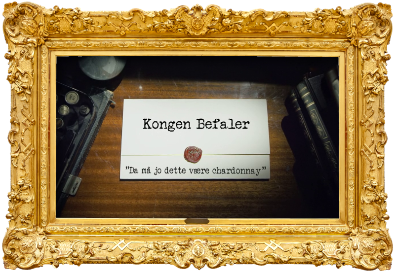 Image of the title card at the start of this episode, showing a task brief with the show title, 'Kongen Befaler', and the episode title, 'Da må jo dette være chardonnay' ['Then this must be chardonnay'], on a wooden desk. At the edges of the image, part of a typewriter keyboard and a stack of leather-bound books can be seen.