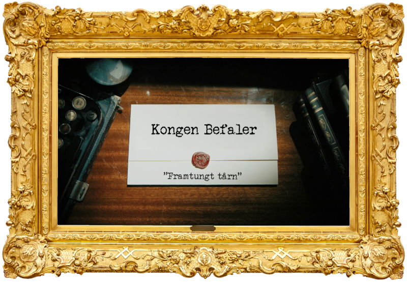 Image of the title card at the start of this episode, showing a task brief with the show title, 'Kongen Befaler', and the episode title, 'Framtungt tårn' ['Forward-heavy tower'], on a wooden desk. At the edges of the image, part of a typewriter keyboard and a stack of leather-bound books can be seen.