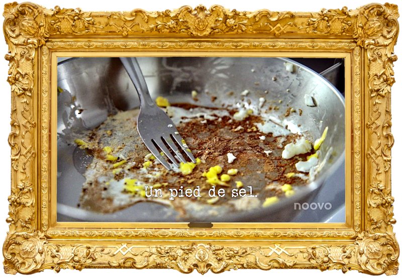 Image of a frying pan with burnt-on egg stuck to the bottom, and a fork (taken during the 'Quickly eat an egg' task), with the episode title, 'Un pied de sel' ['A foot of salt'] superimposed over the top.