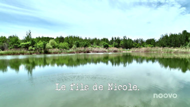 Image of the lake near the Le Maître du Jeu house (presumably a reference to where Matthieu Pepper tried to dispose of his ice block, during the 'Make a block of ice disappear' task), with the episode title, 'Le fils de Nicole' ['Nicole's son'] superimposed over the top.