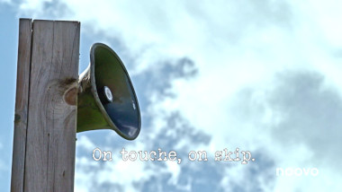 Image of a loudspeaker mounted on a wooden post (taken during the 'Get from A to B without setting off the alarm' task), with the episode title, 'On touche, on skip' ['Touch it, skip it'] superimposed over the top.
