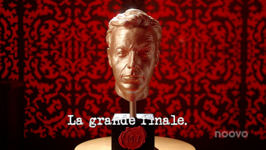 Image of the Le Maître du Jeu trophy, with the episode title, 'La grande finale' ['The grand finale'] superimposed over the top.