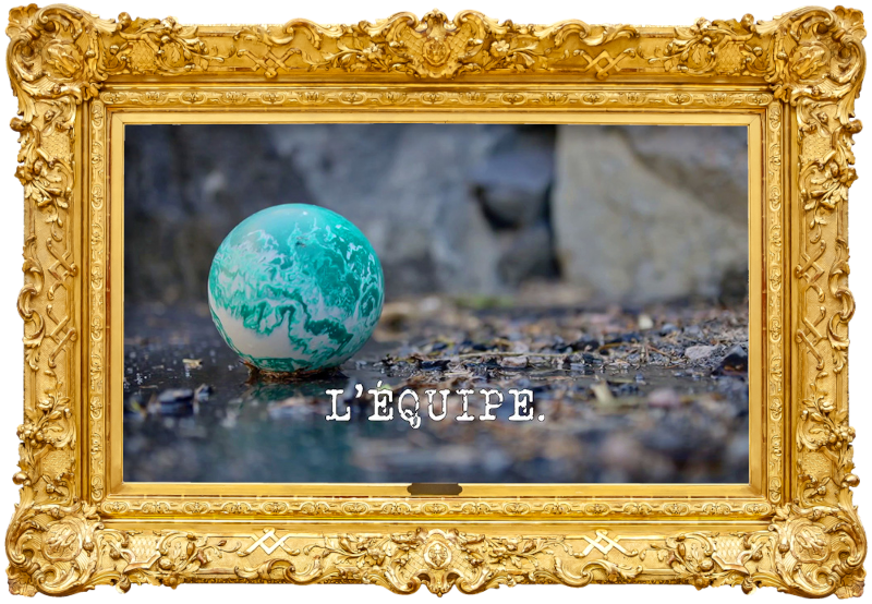 Image of a small blue-green bowling ball on some wet, rocky ground (a reference to Phil Roy's attempt at the 'Make the highest splash' task), with the episode title, 'L'ÉQUIPE' ['THE TEAM'], superimposed on it.