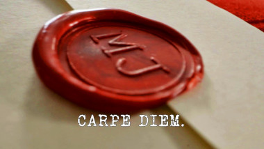 Close-up image of the Le Maître du Jeu wax seal, with the episode title, 'Carpe diem', superimposed on it.