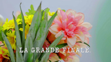 Image of some flowers (a reference to the 'Place the bag of salt on the table' task), with the episode title, 'La grande finale' ['The grand finale'], superimposed on it.