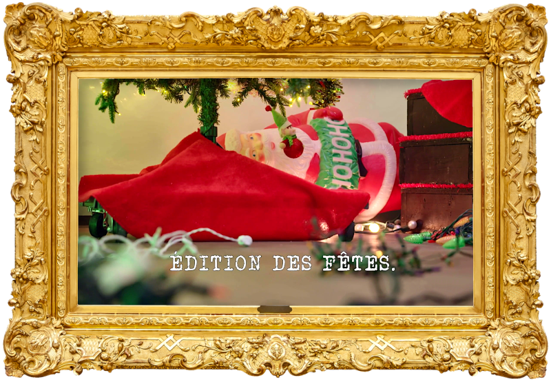 Image of the base of a Christmas tree, covered with red fabric, against which a plastic Santa Claus figurine is laid, while there are Christmas lights scattered across the floor in the foreground (a reference to the 'Untangle the Christmas lights' task) with the episode title 'Edition des Fêtes' [Holiday Special] superimposed on it.