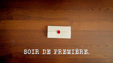 Image of a task brief laid on a wooden surface, with the episode title 'Soir de Première' [Première Night] superimposed on it.