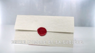 Image of a sealed task brief on the table in the lab (not obviously a reference to anything that occurs in this episode), with the episode title 'Entre l’ombre et la lumiere' [Between the darkness and the light] superimposed on it.