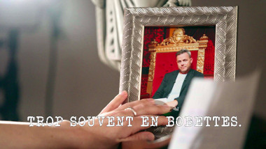 Image of a woman's hand touching a framed photo of Louis Morrisette on his throne (a reference to Virginie Fortin's attempt at the 'Declare your love for the Taskmaster' task), with the episode title 'Trop souvent en bobettes' [Too often in your undies] superimposed on it.