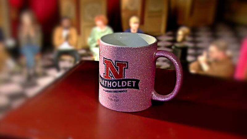 Image of the prize up for grabs in this episode: Anders Breinholt’s unique mug from the late night Danish talk show, <em>Natholdet</em>.