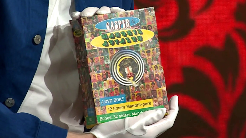 Image of the prize in this episode: Mikkel Klint Thorius’ sealed DVD boxset of Casper & Mandrilaftalen, a surrealist sketch comedy show in which Lasse and Lars had co-starred.