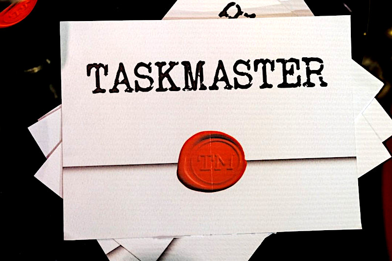 The latest teaser image from the Taskmaster Portugal Instagram account, depicting a pile of Taskmaster-branded note cards