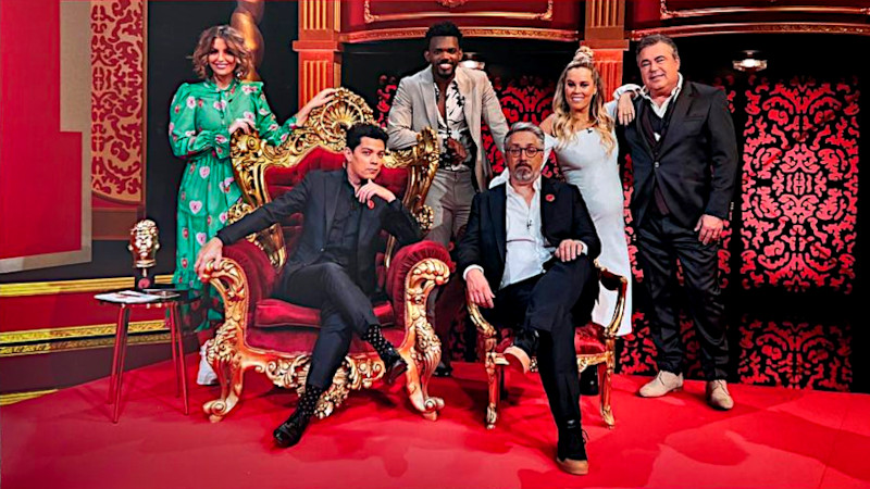 Photo of the hosts and fixed cast of season 1 of Taskmaster Portugal.