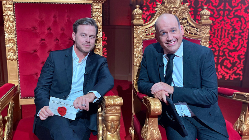 Image of the hosts of Le Maître du Jeu: Louis Morissette and  Antoine Vézina.