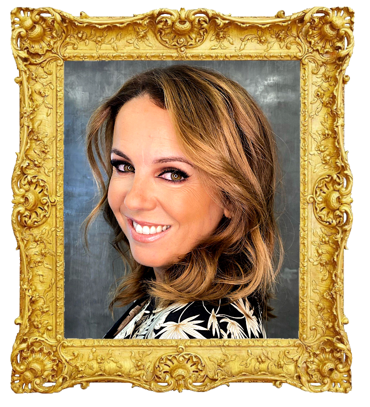 Headshot photo of Tânia Ribas de Oliveira surrounded with an ornate golden frame.