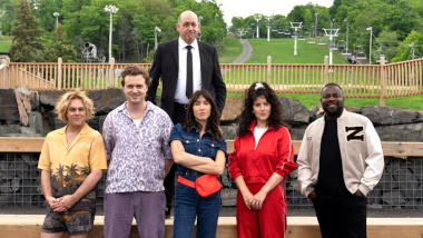 Cover image for the third season of the Quebecois show Le Maître du Jeu, picturing the cast of the season.