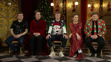 Cover image for the second Christmas special of the Danish show Stormester, picturing the cast of the special.
