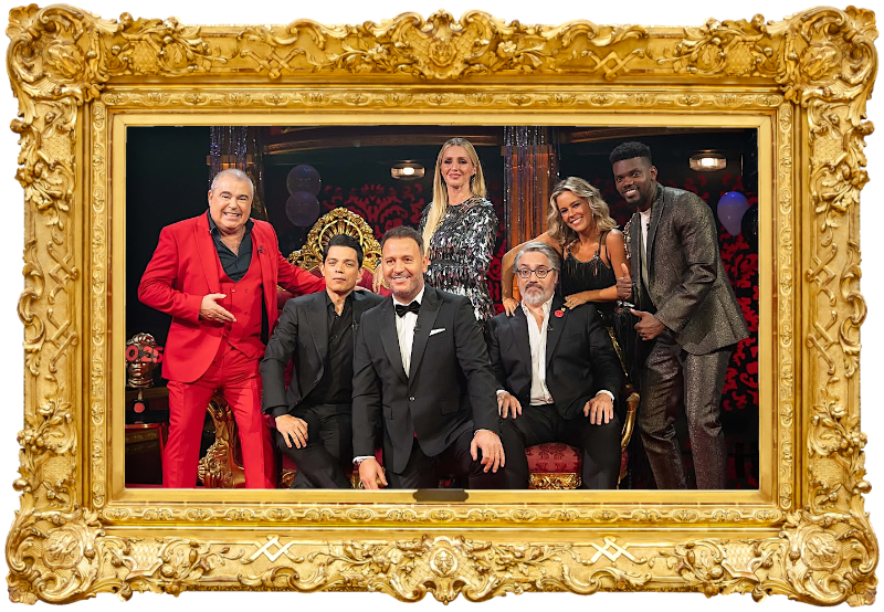 Image of the cast of the Taskmaster PT 2024 New Year's special on stage together, including Vasco Palmeirim, Nuno Markl, Cândido Costa, Gilmário Vemba, Inês Aires Pereira, Madalena Abecasis, and Toy.