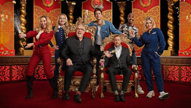 Cover image for the third New Year’s Treat special of the UK show Taskmaster, picturing the cast of the special: Greg Davies, Alex Horne, Amelia Dimoldenberg, Carol Vorderman, Sir Mo Farah, Greg James, and Rebecca Lucy-Taylor (aka 'Self-Esteem').